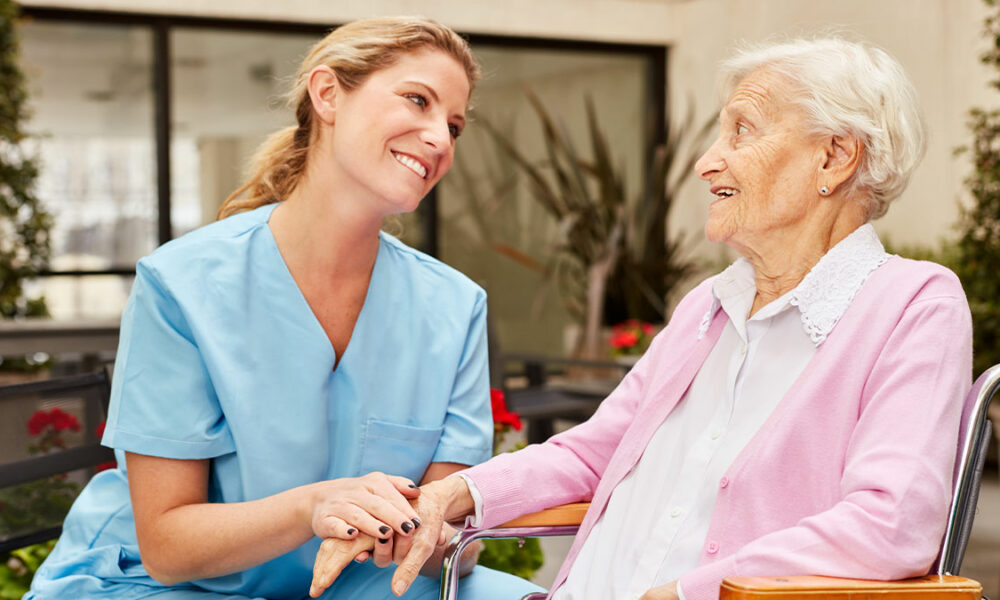 Descubre-las-mejores-ventajas-del-cuidado-de-adultos-mayores-a-domicilio-1000x600